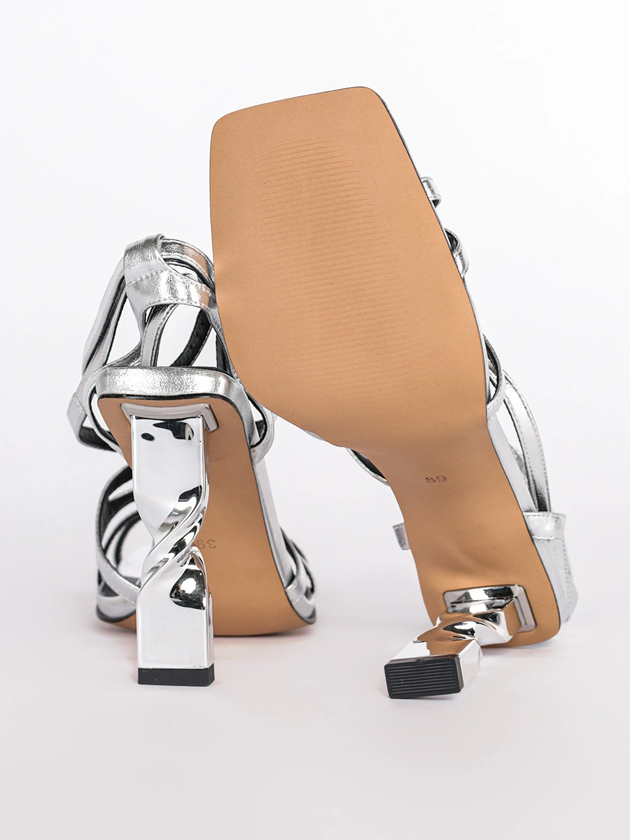 Босоножки серебристого цвета на высоком фигурном каблуке